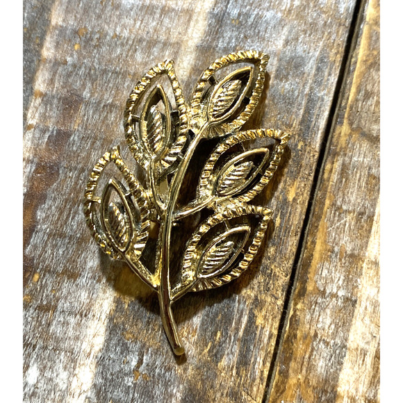 Vintage Gerry’s Gold Tone Leaf Brooch Pin Signed 2” - Picture 3 of 10
